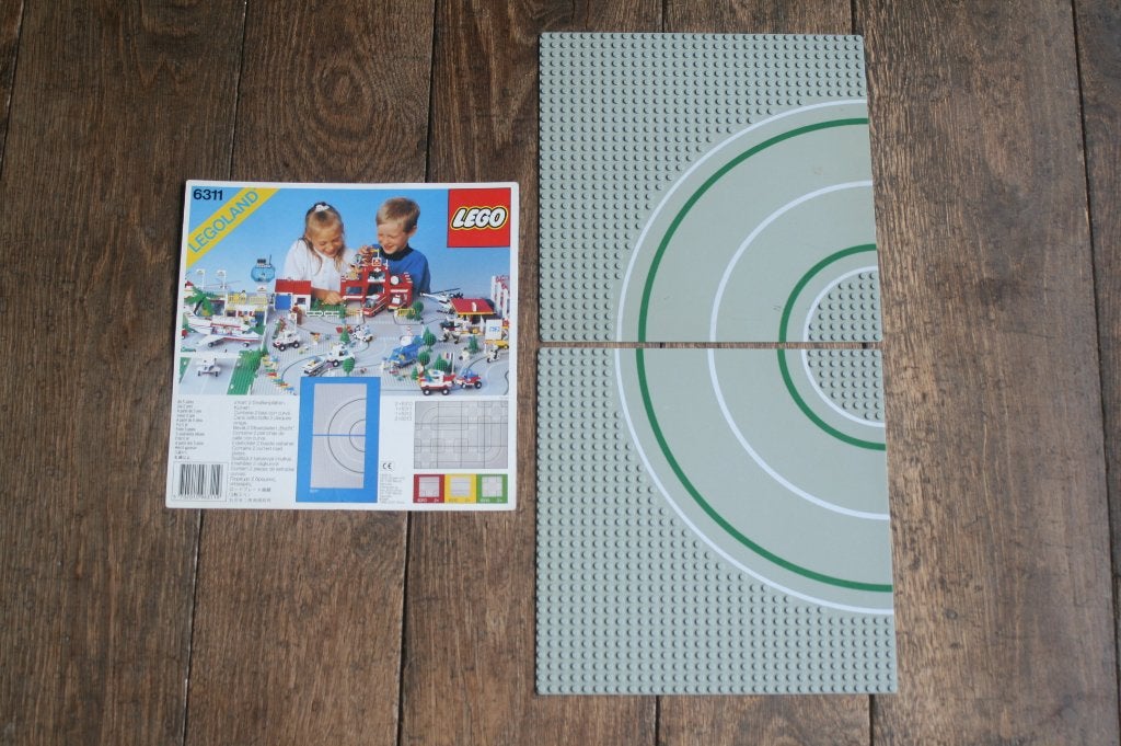 Lego 6311 twee straten in origineel karton (jaren 80), Lego, Ophalen of Verzenden, Zo goed als nieuw, Grondplaat
