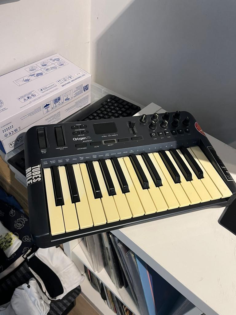 M-Audio Oxygen 25, Muziek en Instrumenten, Midi-apparatuur, Ophalen of Verzenden, Zo goed als nieuw
