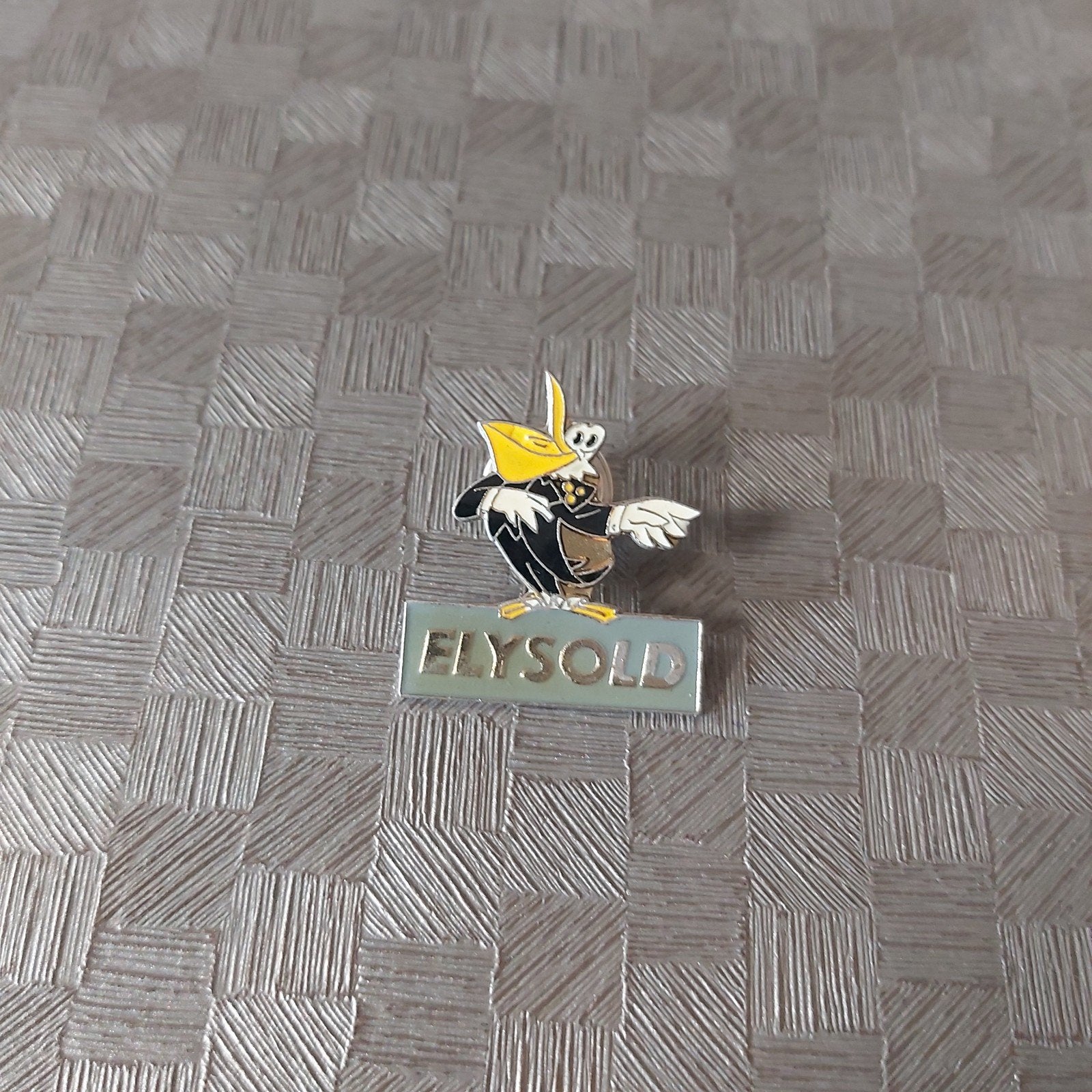 Vintage Pin's Elysold - Pelikaan in smoking (Jaren 80/90), Enlèvement ou Envoi, Comme neuf, Marque, Insigne ou Pin's