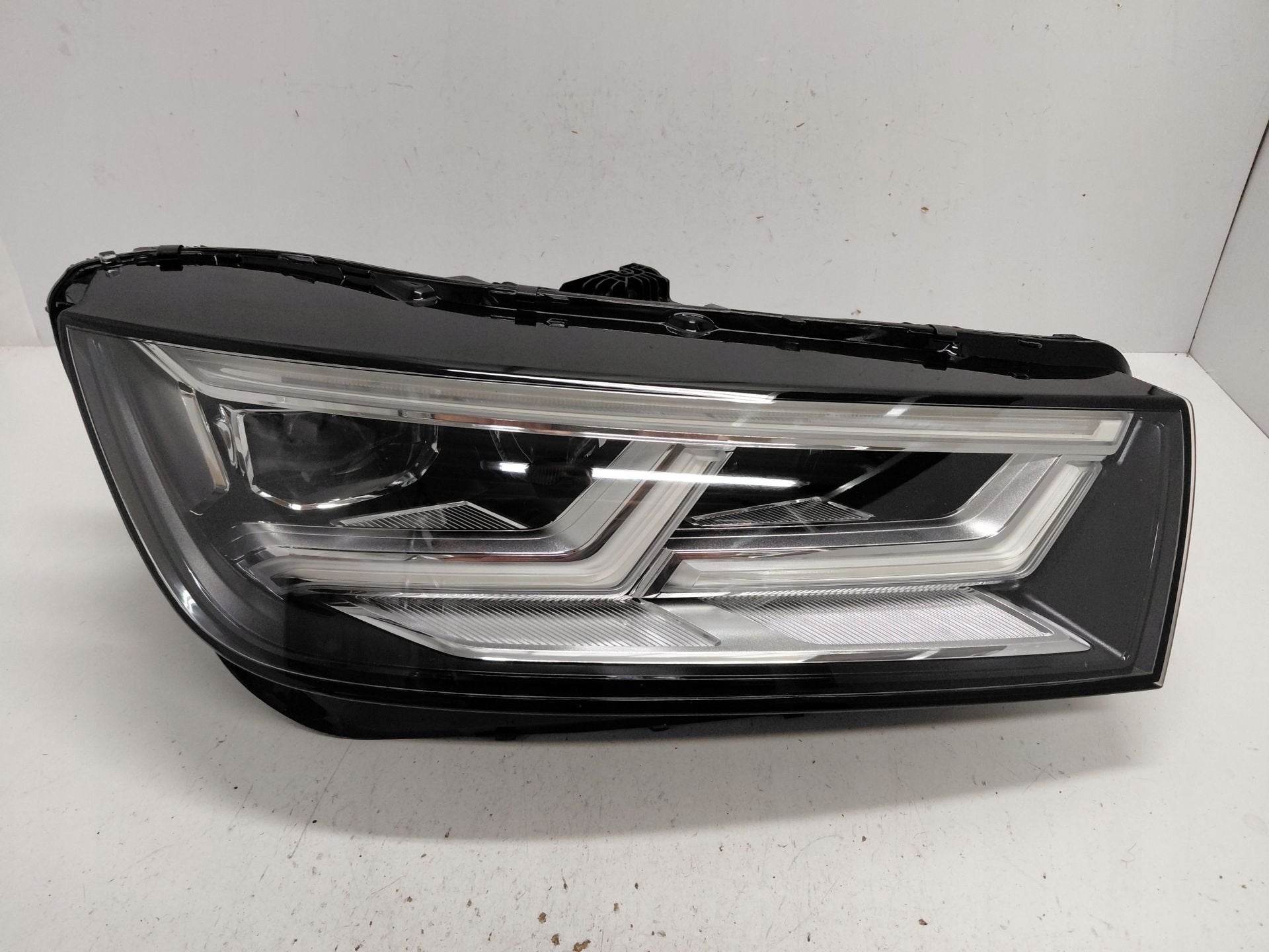 Phare droit Audi Q5 80A.941.036, Autos : Pièces & Accessoires, AUDI AG, Auto-Union-Strasse 1
85045  Ingolstadt, DE, Audi, Utilisé