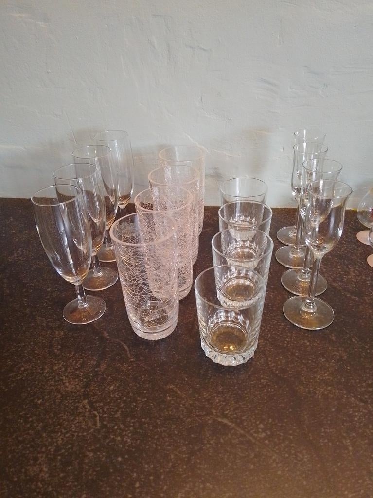 Service de 4 x 4 verres en parfait état., Collections, Verres & Petits Verres