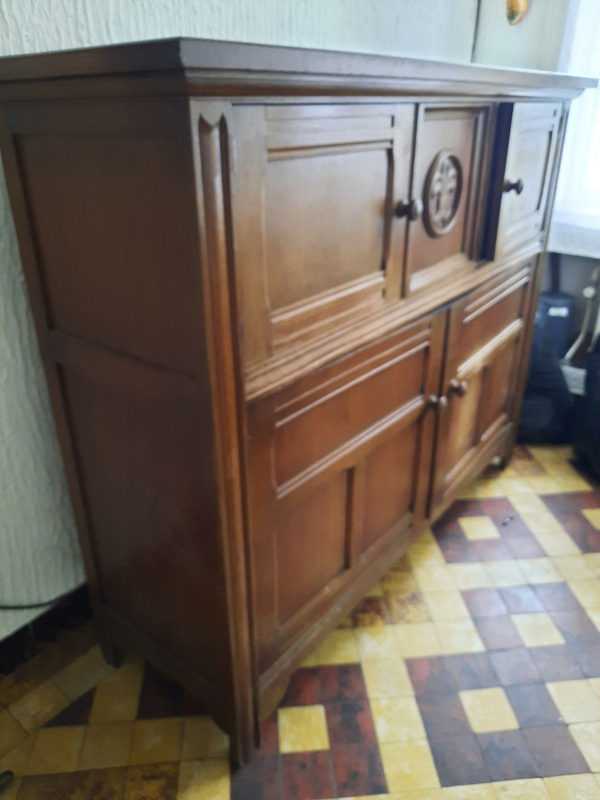 Buffet bas en chêne massif – Style régional / Fleur de Lys –, Antiquités & Art, Enlèvement