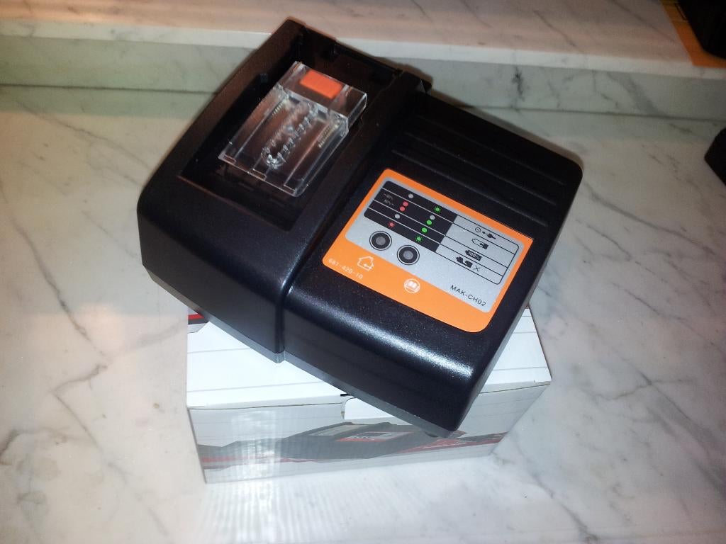 universele lader voor Makita 14,4V en 18V, Doe-het-zelf en Bouw, Ophalen, Nieuw