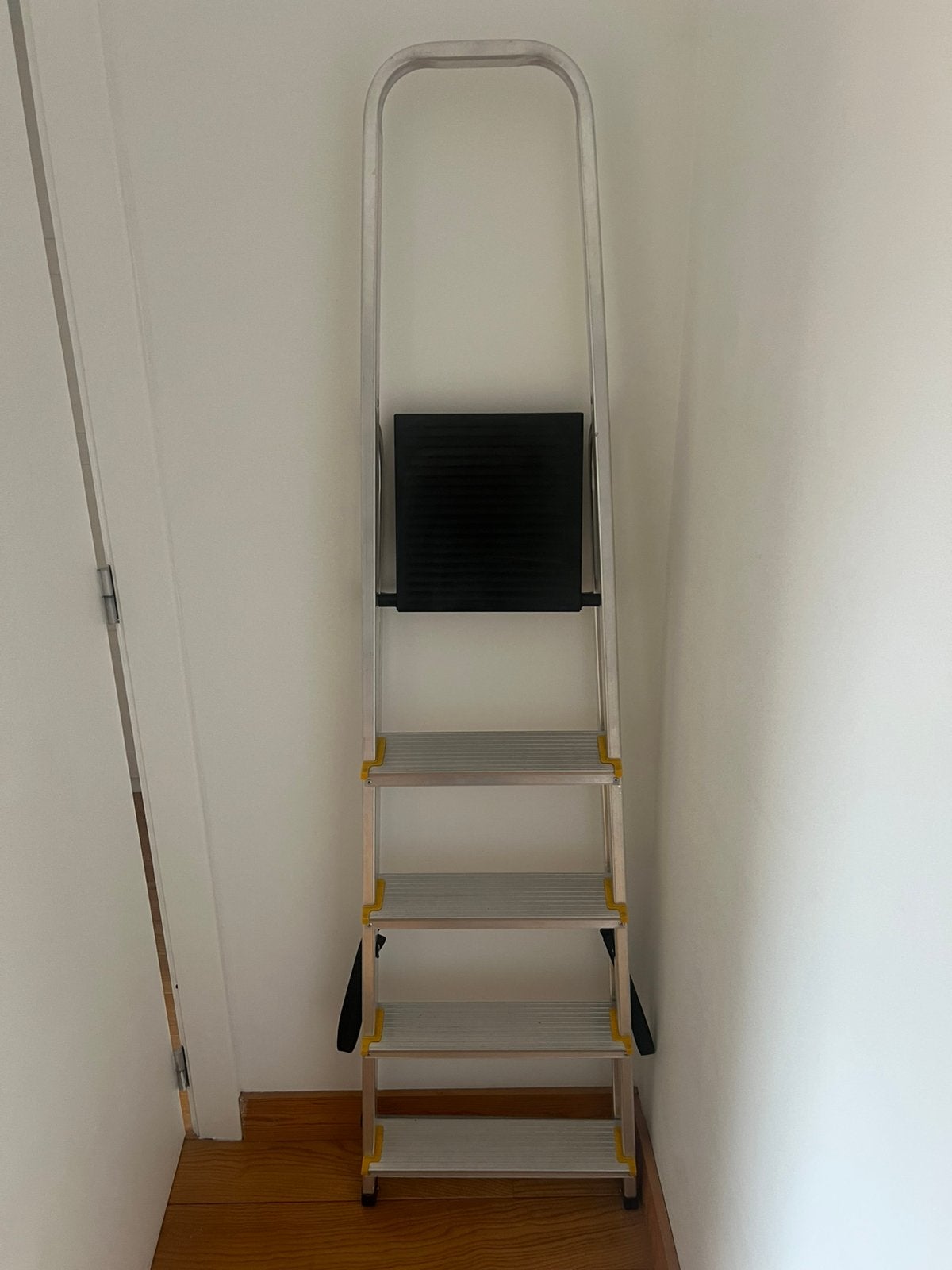 Escabeau professionnel ESCALO Easy Step 5 marches, Bricolage & Construction, Échelles & Escaliers, Comme neuf, Escalier, Moins de 2 mètres