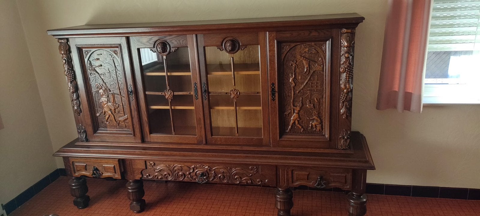 Antieke stijl buffetkast / vitrinekast van massief eikenhout, Antiek en Kunst, Ophalen