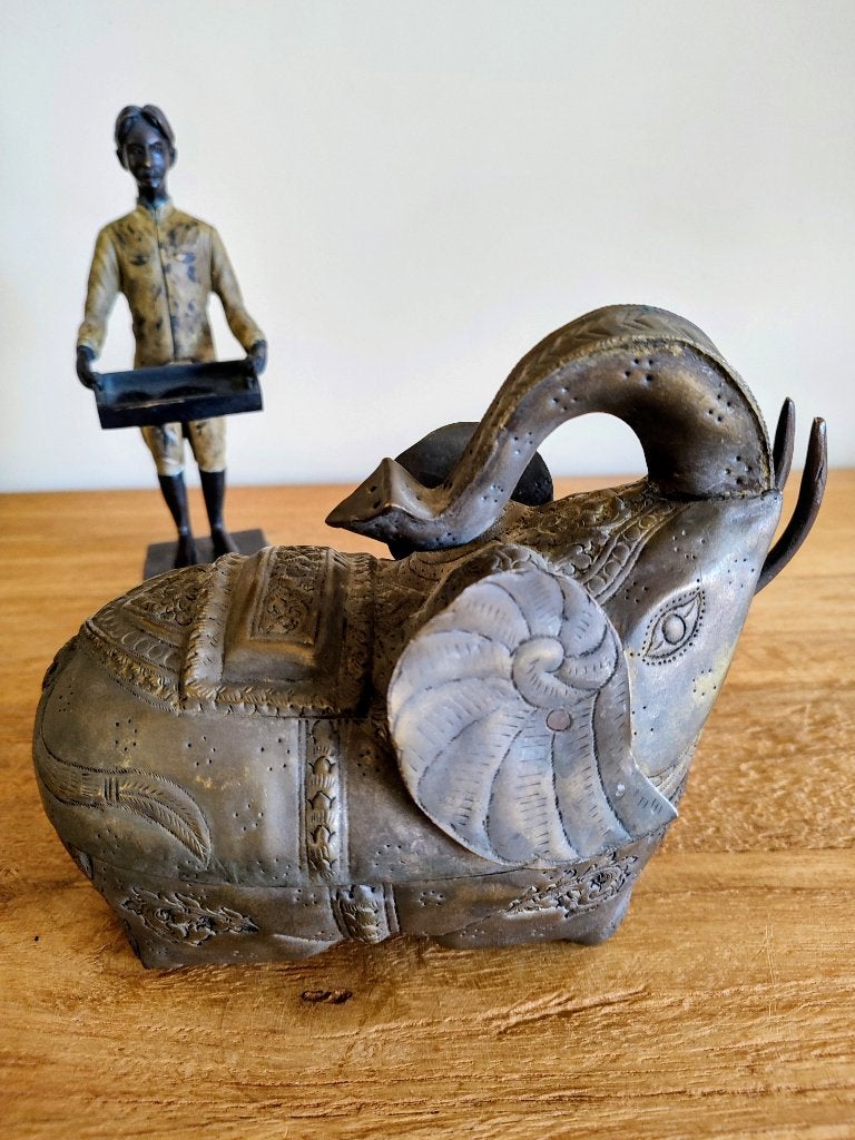 Cambodja, zeldzame handgemaakte beteldoos: liggende olifant, 16 cm, Handgemaakt, Ophalen of Verzenden, Metaal