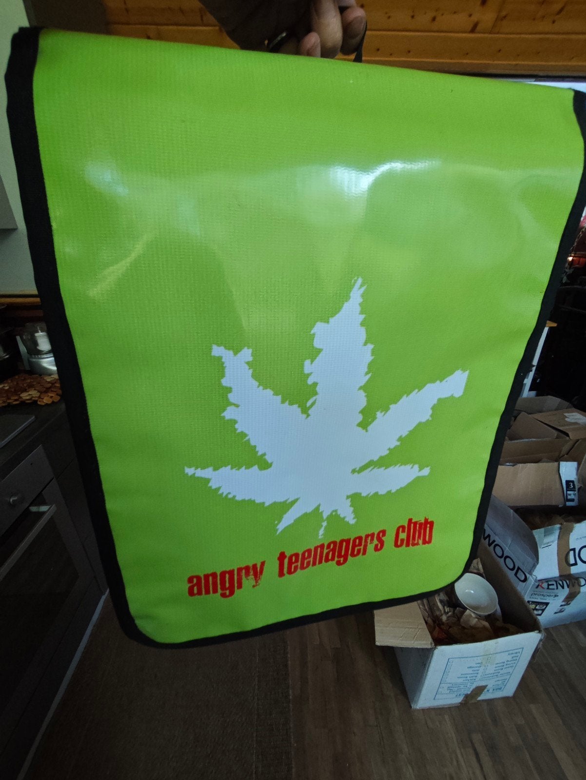 Sac à dos Angry Teenagers Club avec feuille Marijuana, 25 tot 40 cm, Zo goed als nieuw, 30 tot 45 cm, Ophalen