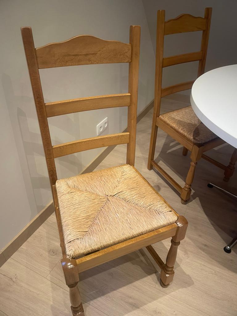 Vier stoelen met rieten zitting + tafel., Huis en Inrichting, Stoelen, Ophalen, Zo goed als nieuw, Bruin, Vier