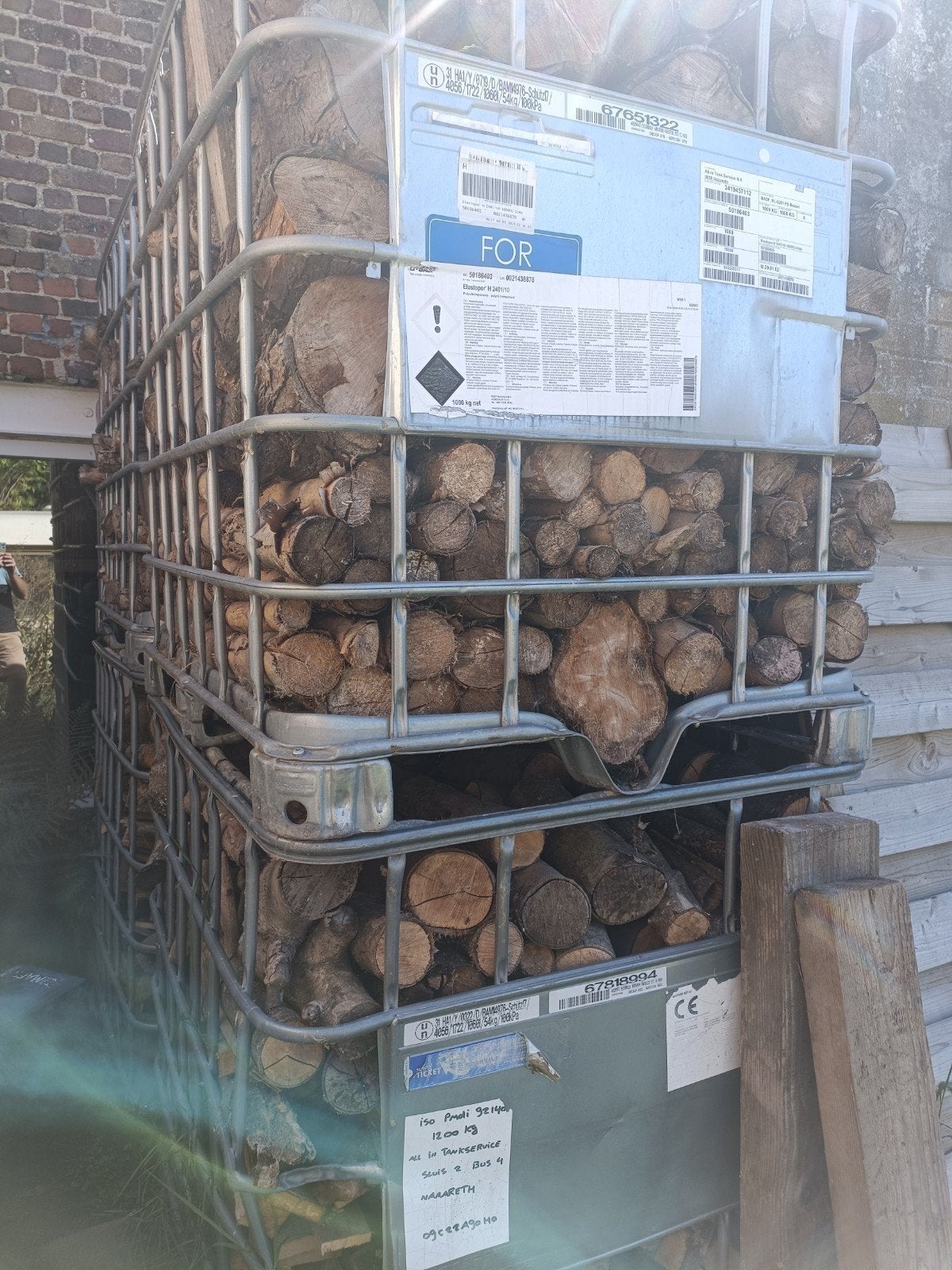 4 ibc vaten gevuld met gedroogd hout, Ophalen