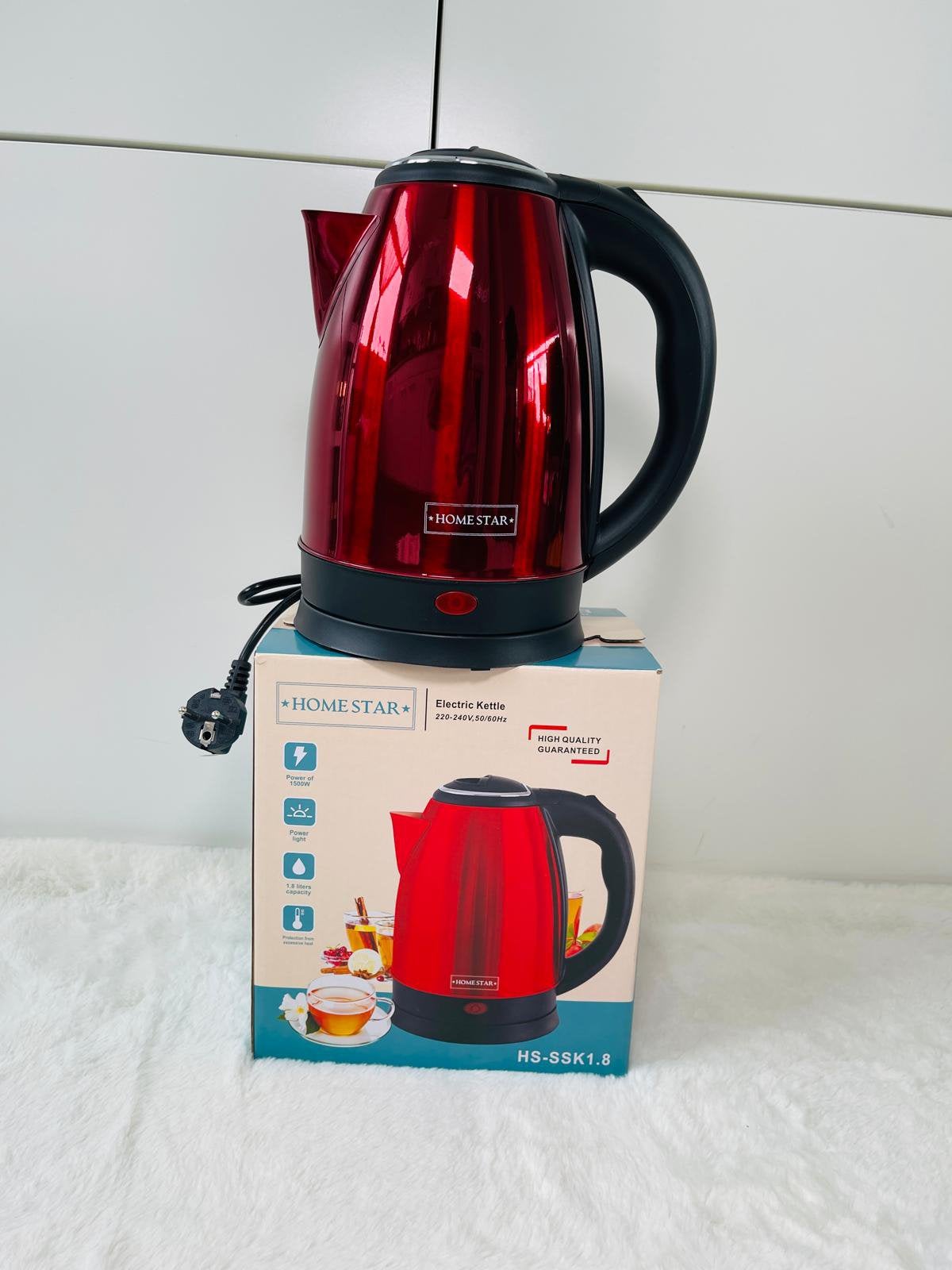 Bouilloire New Home Star 1,8 L rouge/noire 1500 W, Enlèvement ou Envoi, Comme neuf