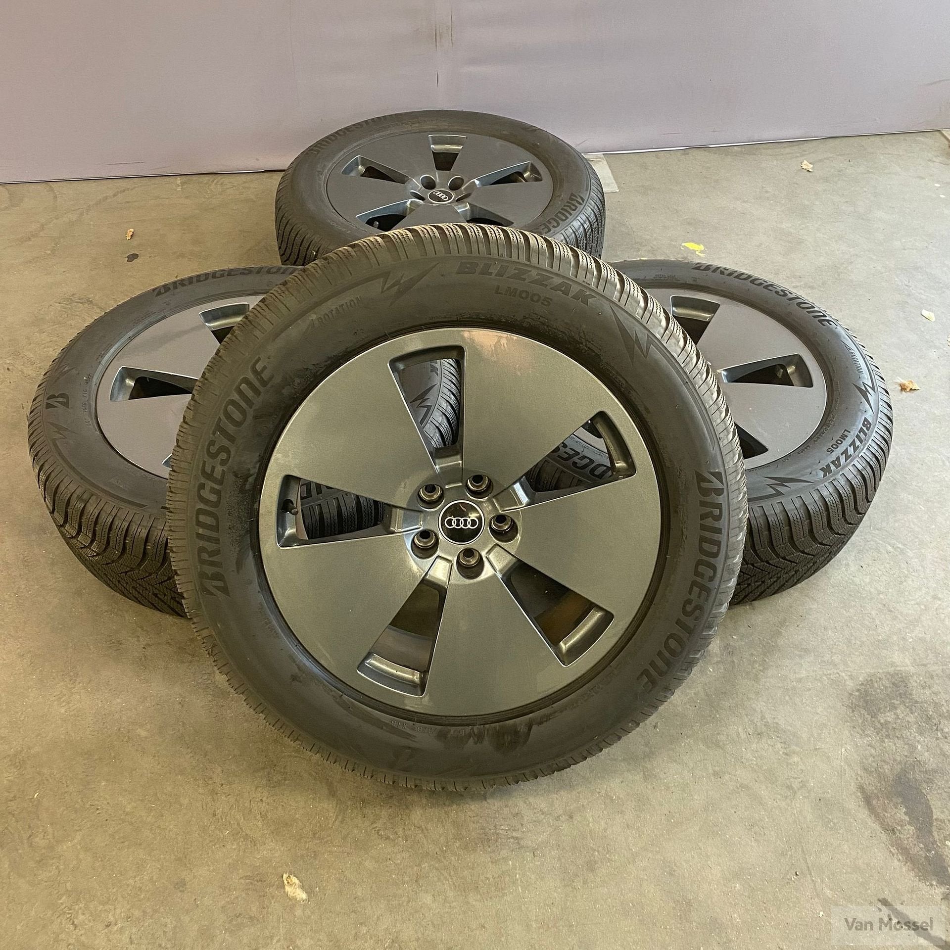 Audi Q8 E-tron Bridgestone Blizzak LM005 255/55/R19 111H, Auto-onderdelen, Banden en Velgen, 19 inch, Gebruikt, 255 mm, -