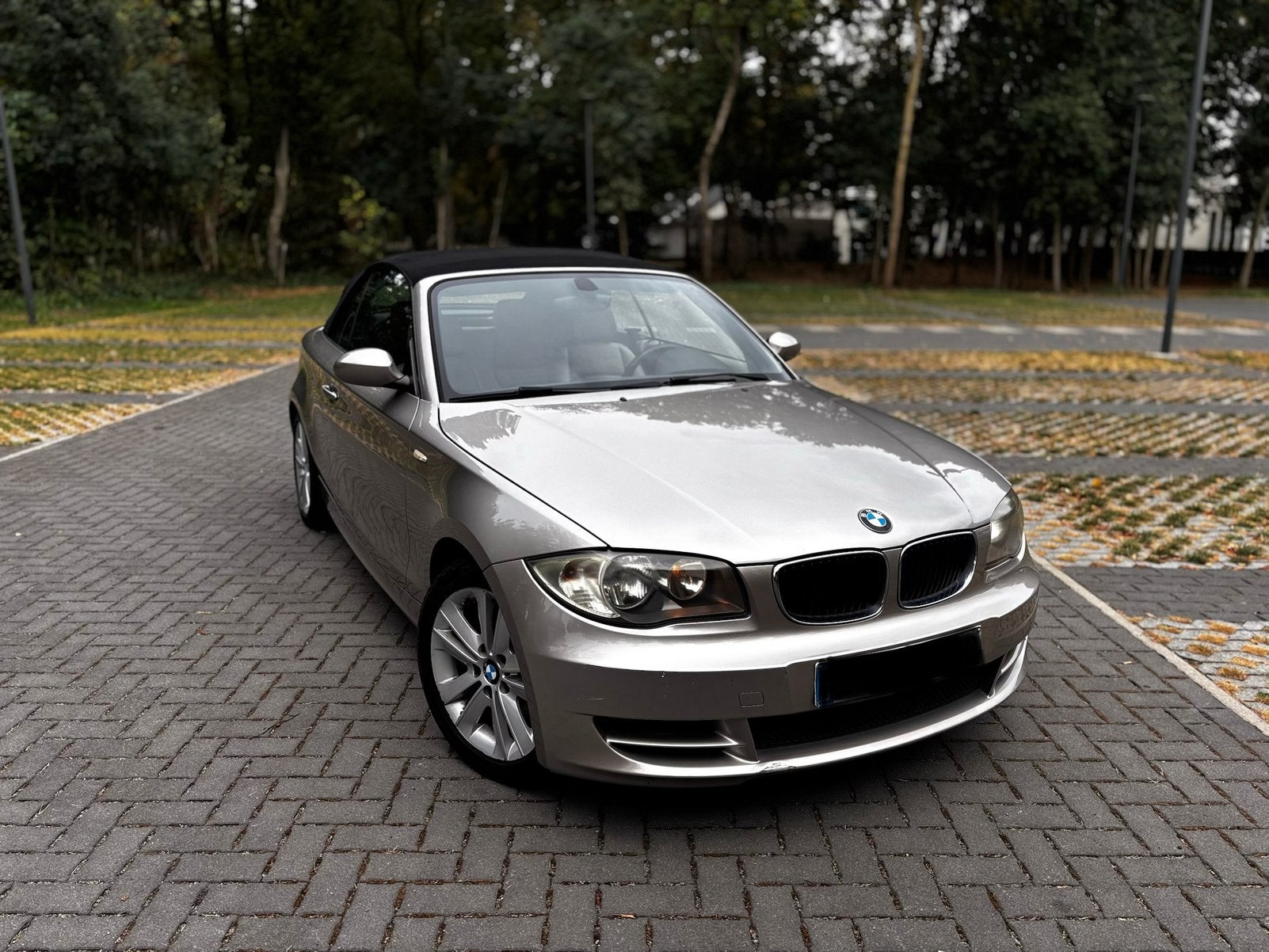 BMW E88 118i Cabriolet ~ EURO4 ~ 2.0 ~ benzine ~143pk, Auto's, Beige, 4 cilinders, Cabriolet, Beige