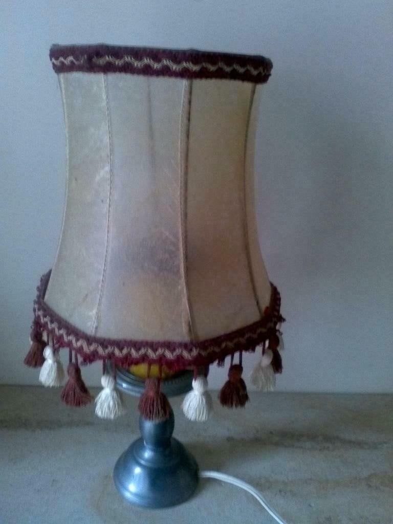 Staanlamp met met tinnen voeten en kap in varkens blaas.
Enk, Ophalen