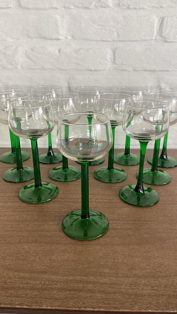 12 wijnglazen met groene voet, Verzamelen, Glas en Drinkglazen, Ophalen, Zo goed als nieuw