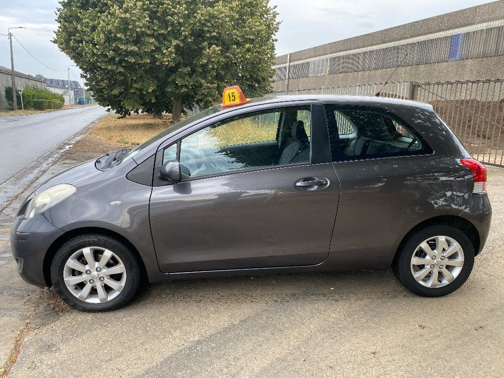 Toyota Yaris 1.33i VVT-i Luna, Auto's, Dealer onderhouden, Stof, Zwart, 4 cilinders