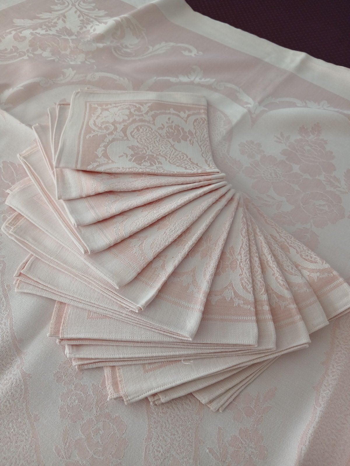 jolie nappe damassée rose en coton et viscose, 12 serviettes, Maison & Meubles, 180 cm, Rose, Nappe, Utilisé
