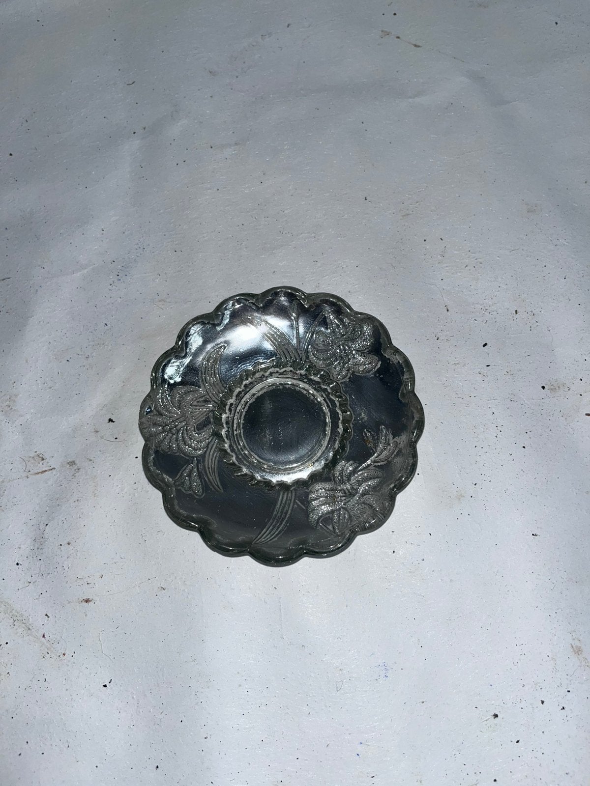 Coupelle / Petit plat à motifs floraux en verre moulé pressé, Antiquités & Art, Enlèvement