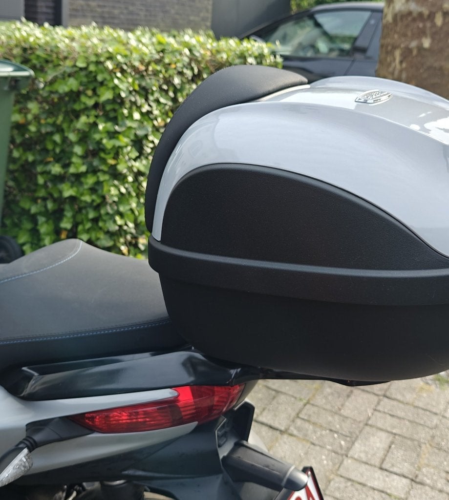 topkoffer Vespa met rugkussen, Ophalen, Zo goed als nieuw