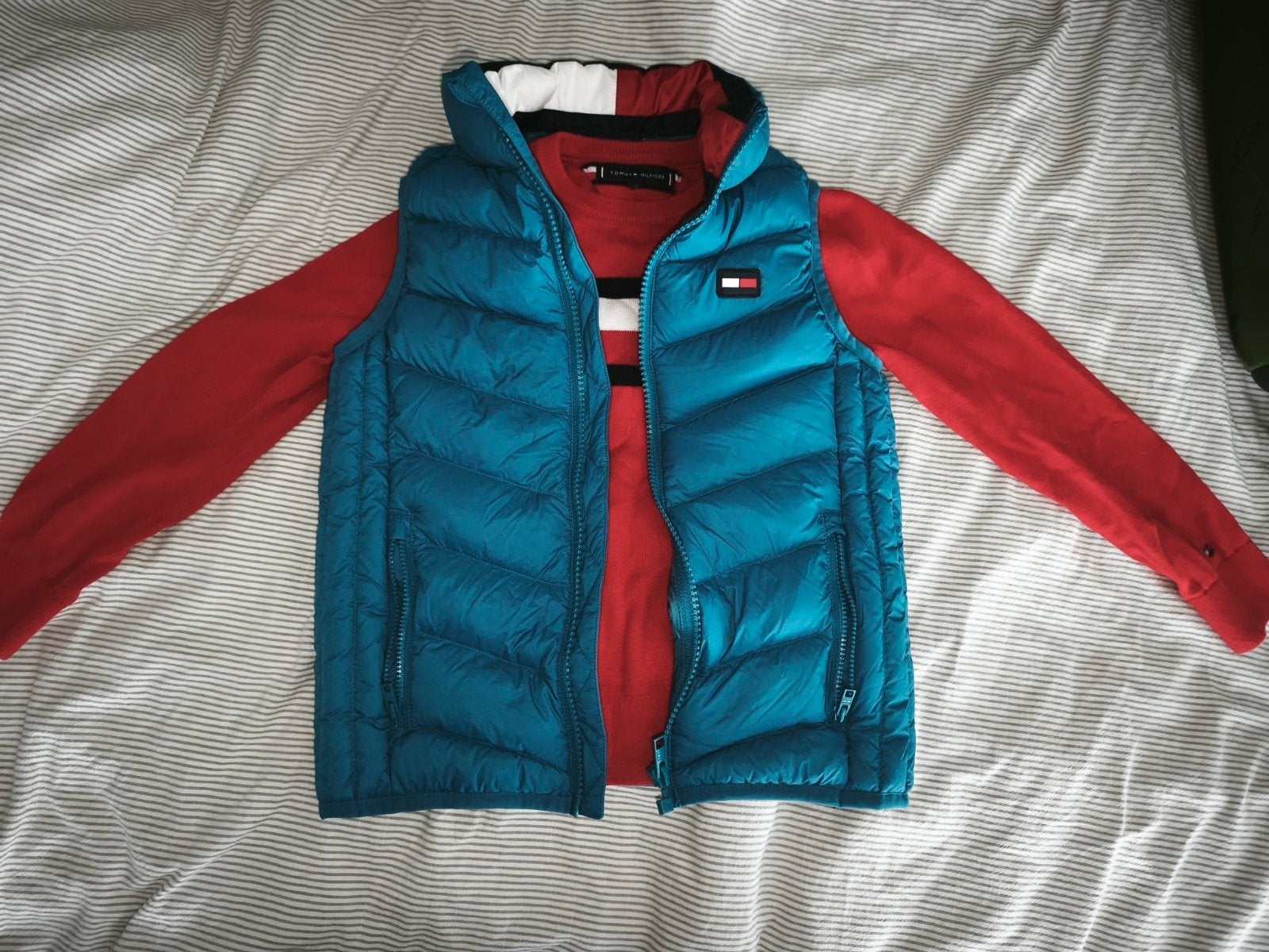 Pull rouge et gilet bleu Tommy Hilfiger, Enlèvement ou Envoi