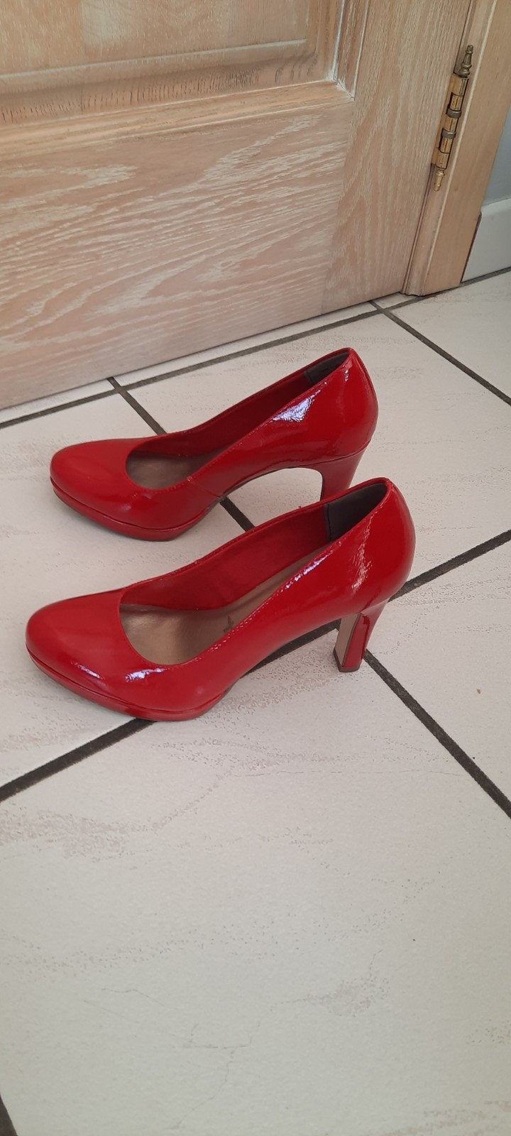 chaussures dames tamaris rouges vernies pointure 37, Tamaris, Escarpins, Comme neuf, Enlèvement