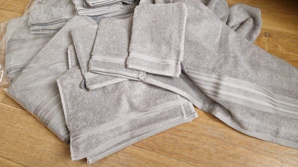 nieuwe handdoekenset effen grijs – by Santana, Overige merken, Handdoek, Nieuw, Ophalen of Verzenden