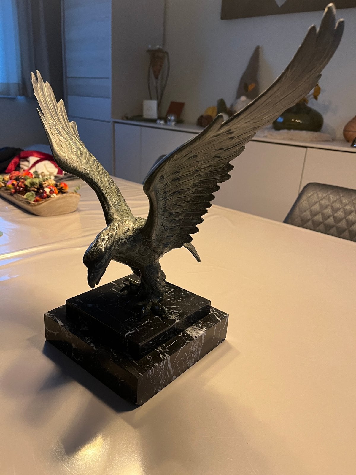 Bronzen adelaar op marmeren voet, Ophalen, Brons, Groen
