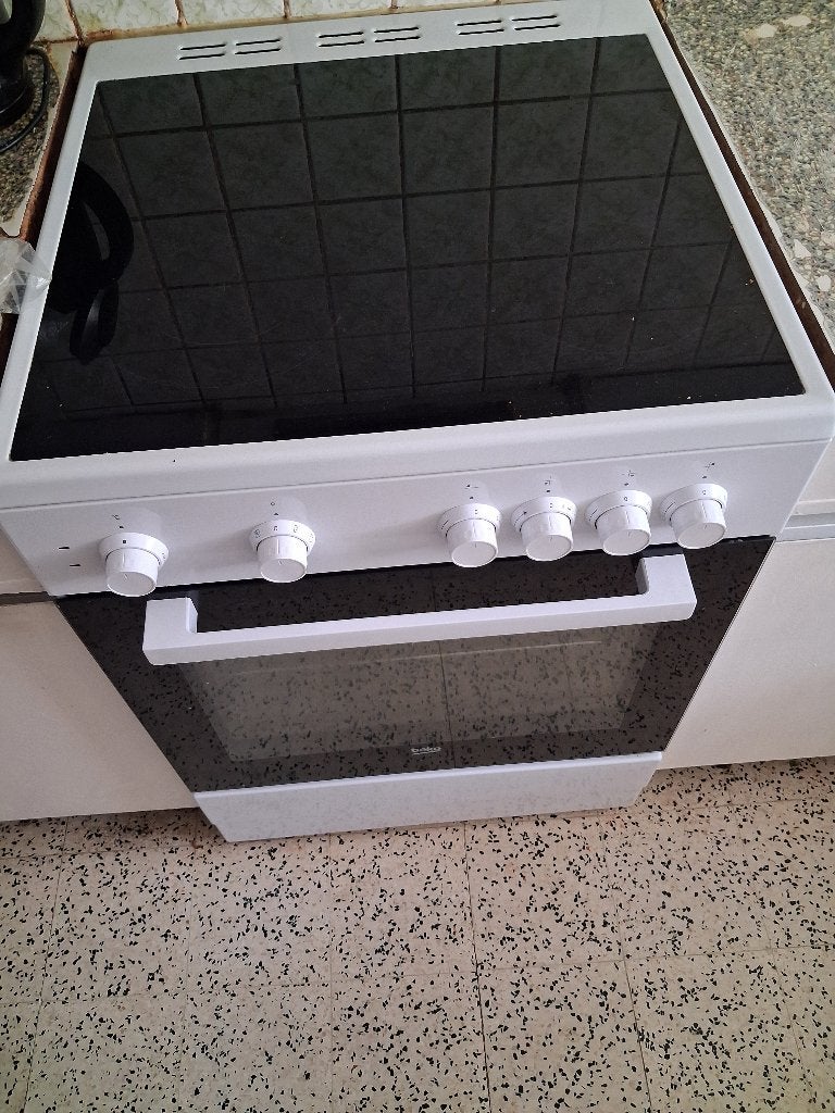 Elektrisch Fornuis - Beko, Elektronische apparatuur, Ophalen, 4 kookzones, Zo goed als nieuw, Vrijstaand