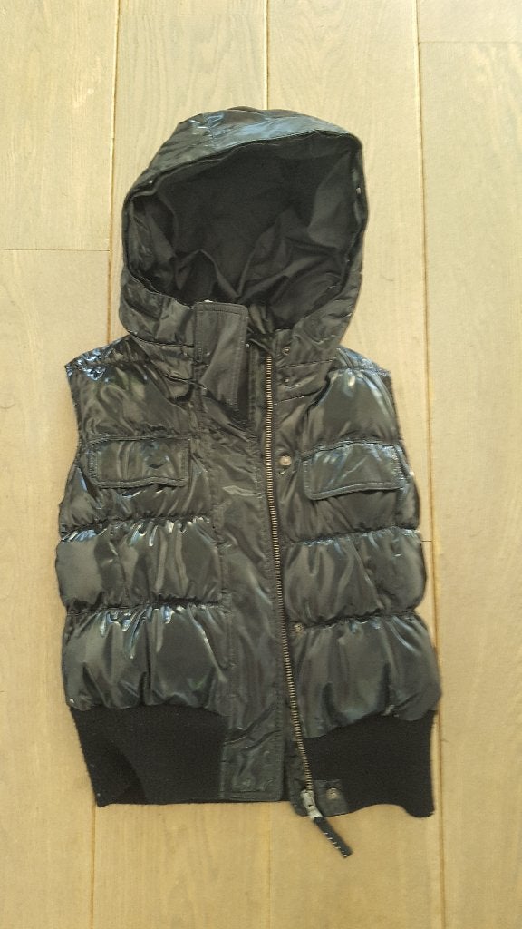 Zwarte bodywarmer / body warmer Benetton maat 116 /122 ZGAN!, Kinderen en Baby's, Meisje, Ophalen of Verzenden, Zo goed als nieuw