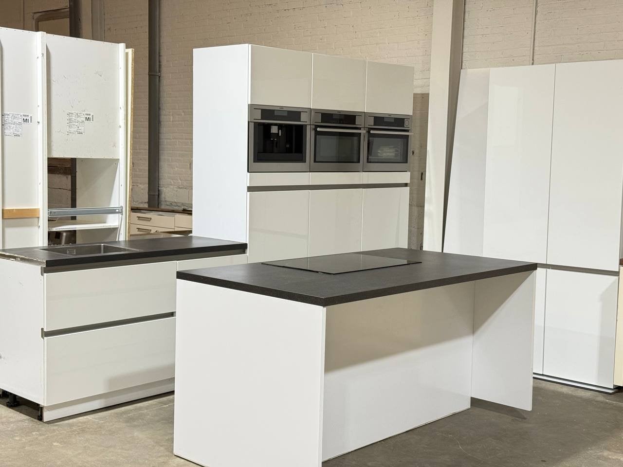 #65 Uitgeruste keuken met centraal eiland, Ophalen, Wit, Composiet, Greeploos