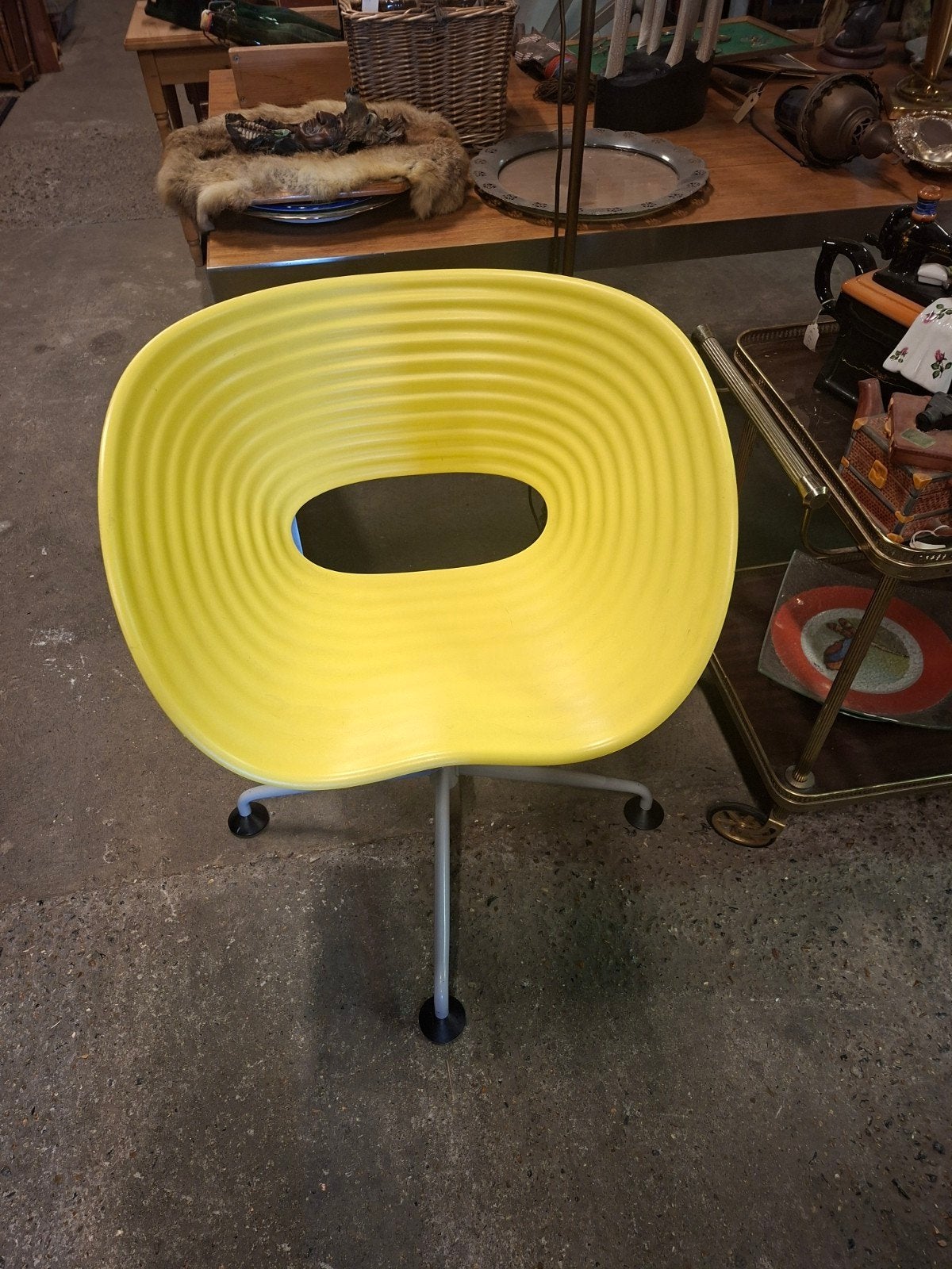Vitra Tom Vac, Ophalen