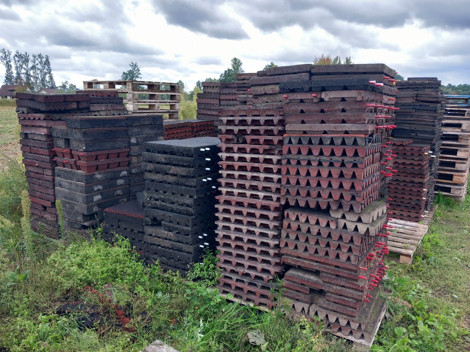 OPRUIMING: Beschadigde en halver rubber tegels, €2,= per m2, Dieren en Toebehoren, Stalling