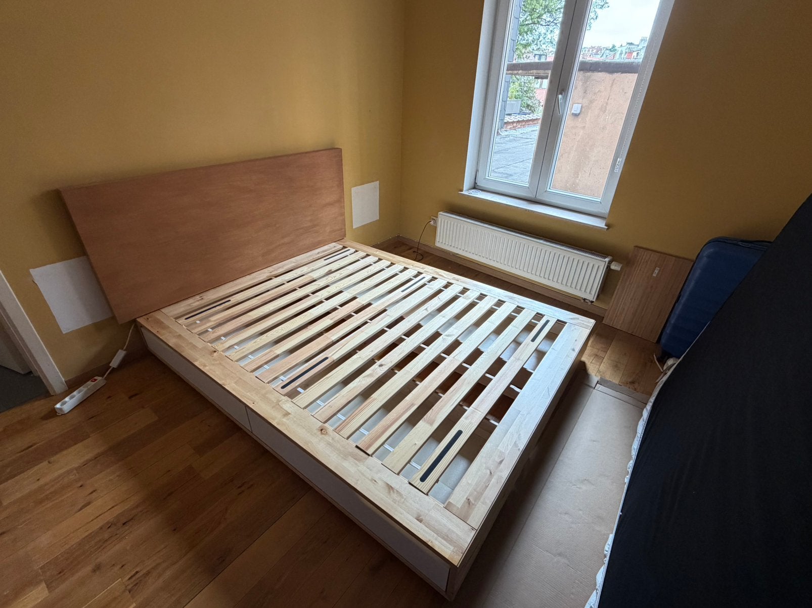 Lit 160cm avec rangements et tête de lit en bois massif, Enlèvement, Comme neuf