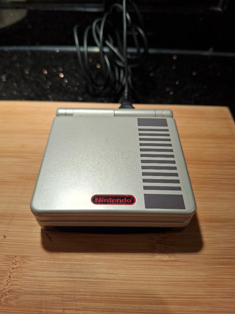 nintendo gameboy advance SP + pokemon sapphire, Enlèvement, Comme neuf, Game Boy Advance SP