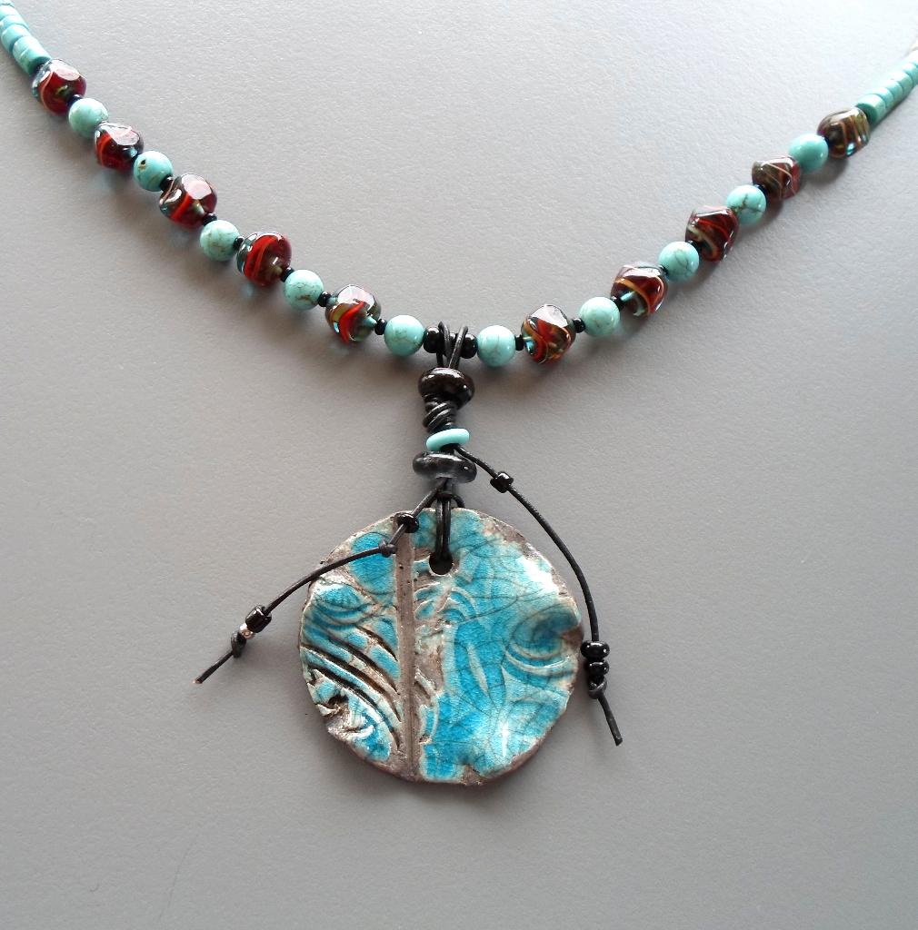 Long collier artisanal neuf en turquoises pendentif en raku, Neuf, Pierre ou Minéral, Bleu, Avec pendentif