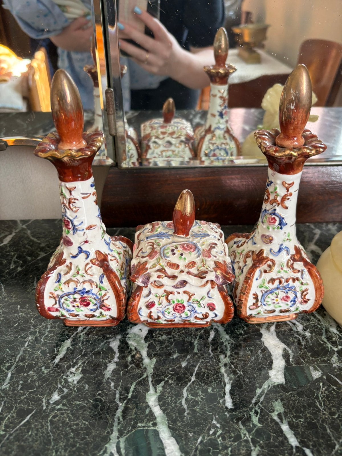 Bijzondere 3-delige porseleinen set–parfumflacons & sierdoos, Antiek en Kunst, Ophalen