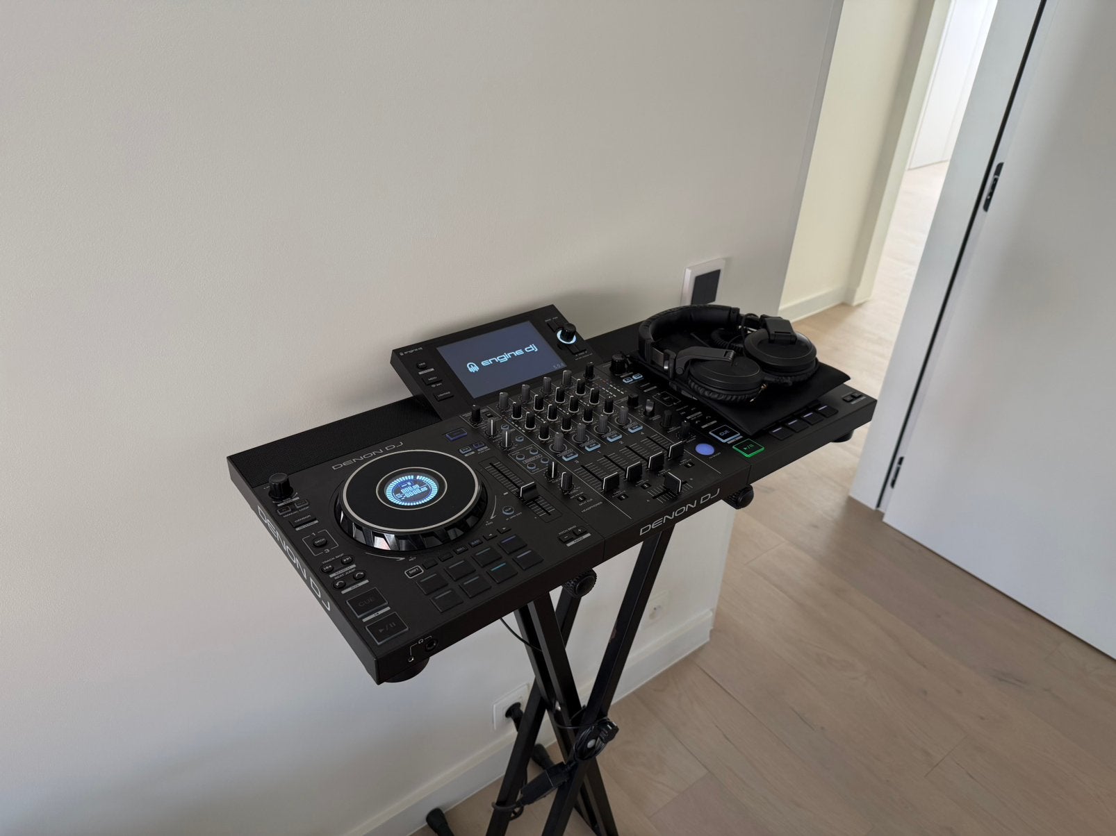 Denon DJ SC Live 4 + casque DJ Pioneer + support, Enlèvement, Comme neuf, Denon