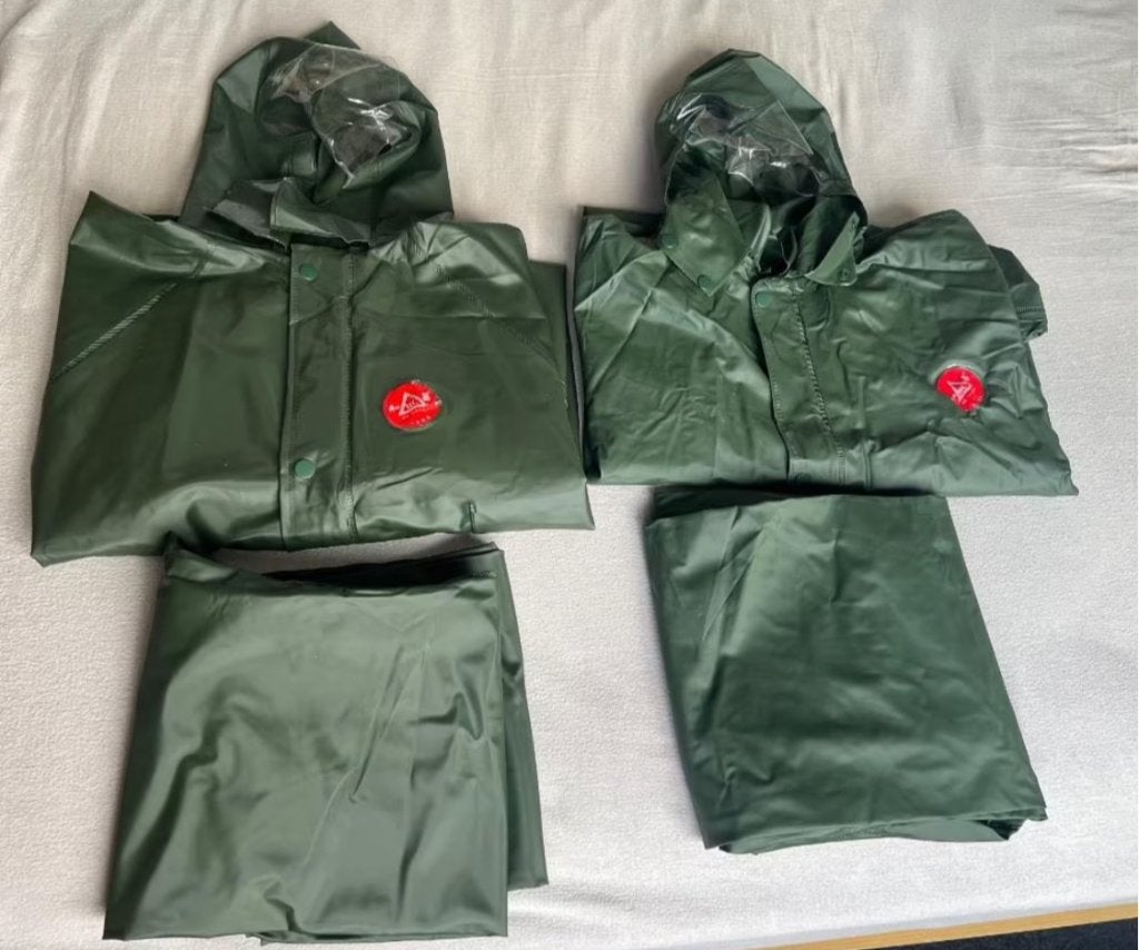 Vêtements de pluie ( 2 vestes + 2 pantalons) Neufs., Envoi, Neuf