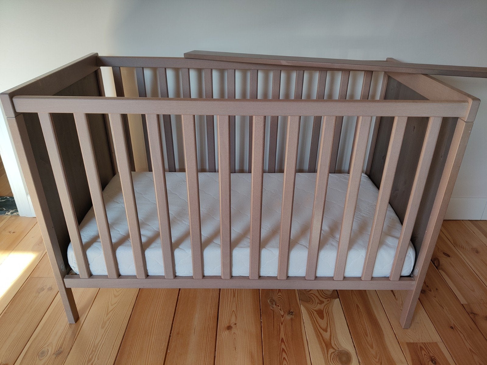 sundvik baby bed + toebehoren, Kinderen en Baby's, Ophalen, Gebruikt, Rechthoekig, In hoogte verstelbaar
