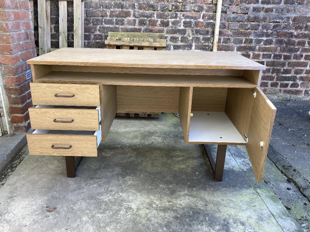 Bureau en bois avec piétement métallique, Maison & Meubles, Bureaux, Utilisé, Bois, Avec tiroirs, Espace de rangement, Enlèvement