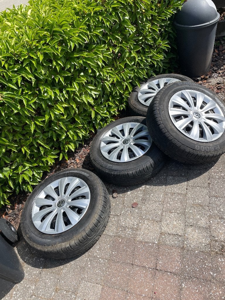 5x112 sett stalen velg met banden pirelli  deksel volkswagen, Auto-onderdelen, Banden en Velgen, Ophalen, 15 inch, Banden en Velgen