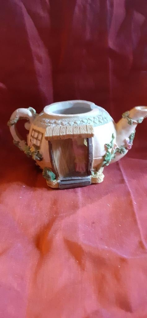 Petite théière decorative de vitrine en resine