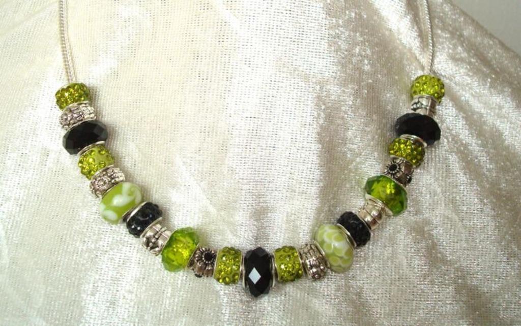 Ketting met bedels in limegroen-zwart-zilver, Bijoux, Sacs & Beauté, Colliers, Neuf, Avec strass, Vert, Autres matériaux