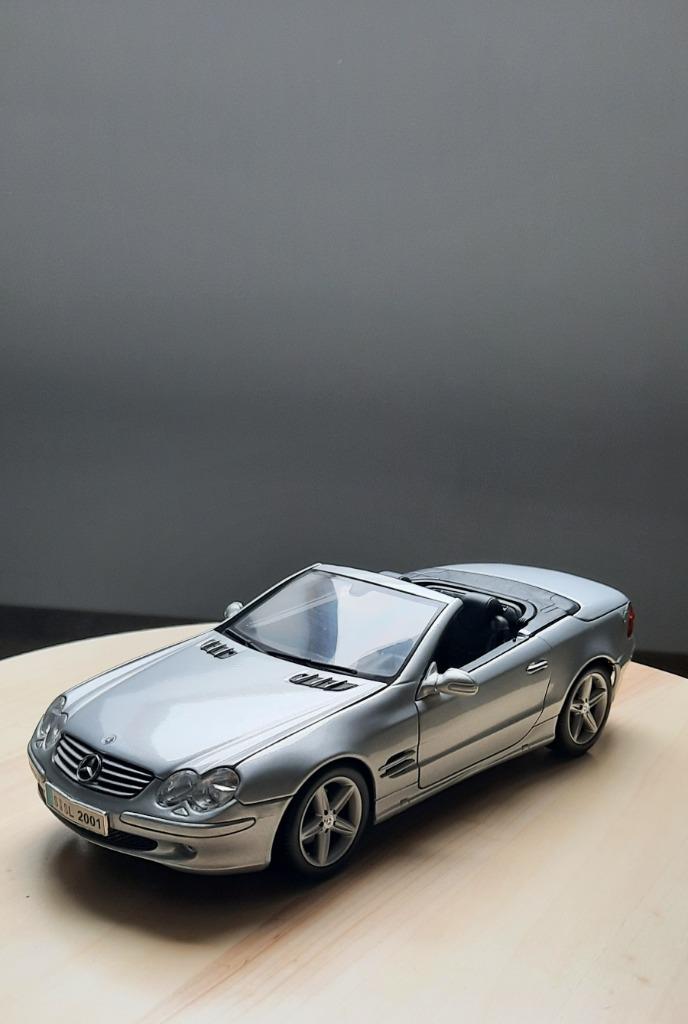 Voiture miniature 1/18 Burago Mercedes SL 2001, Enlèvement, Comme neuf, Voiture, Burago