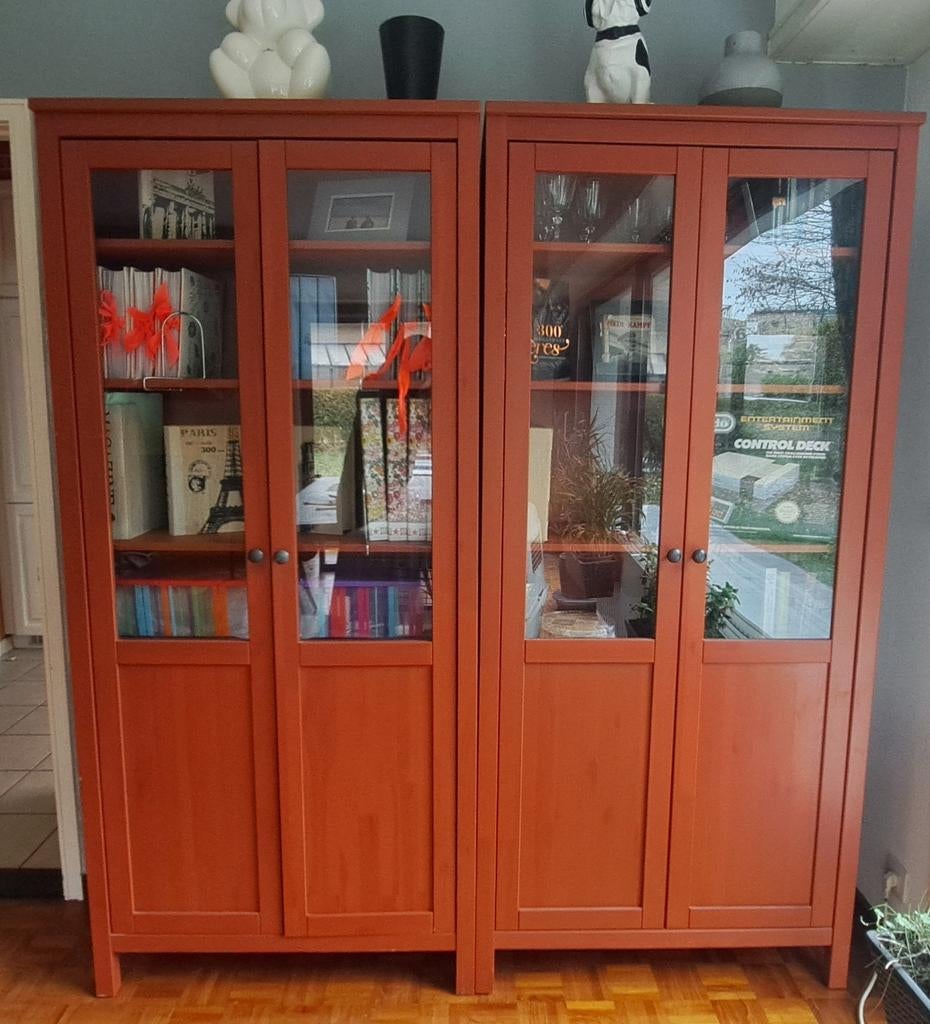 2 vitrines Hemnes rouge brique, Enlèvement ou Envoi, Comme neuf