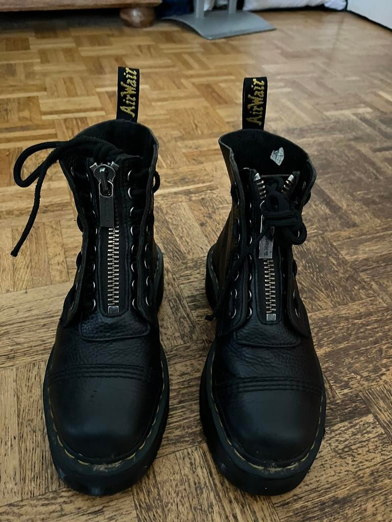 Dr Martens (Sinclair), Enlèvement ou Envoi, Porté, Noir