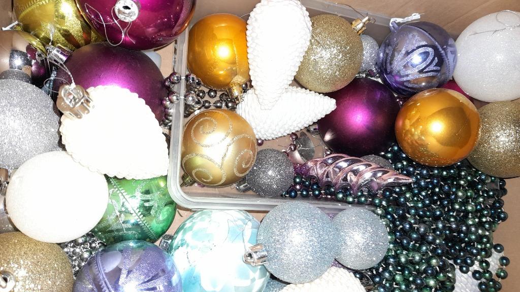 doos kerstballen en kralenslingers, Ophalen, Zo goed als nieuw