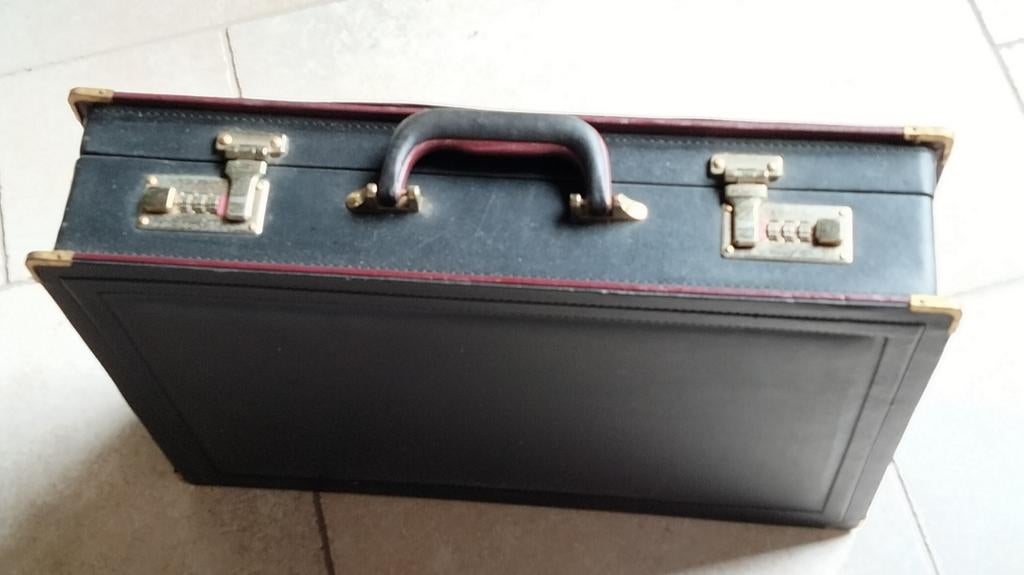 Lederen aktenkoffer, Ophalen, Gebruikt