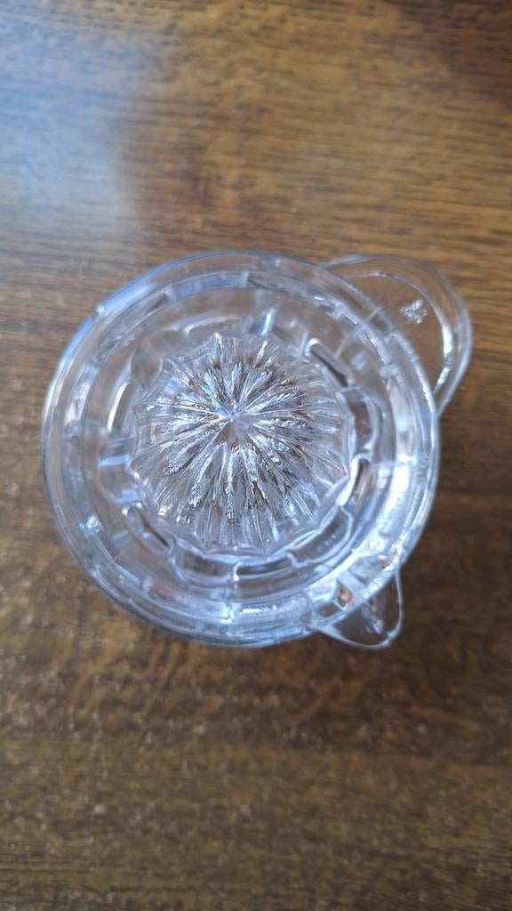 Fruitpers uit glas voor citroensap bij afternoon thee., Ophalen of Verzenden