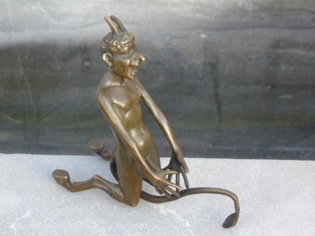 Duivel of imp op zijn knieën in brons gesigneerd., Antiek en Kunst, Ophalen of Verzenden, Brons