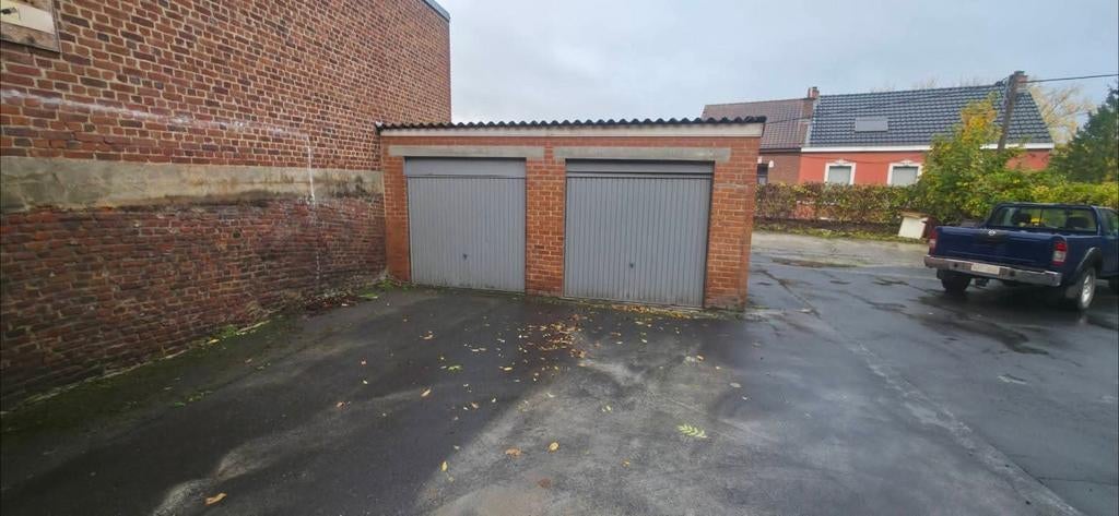 À VENDRE — Deux garages dans clos sécurisé — Wasmes / C, Animaux & Accessoires, Box & Pâturages